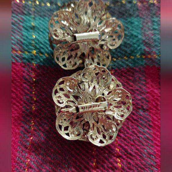 Sarah Coventry Clip On Earrings Aurora Filligree 3 Demensional Flowers - Picture 9 of 10